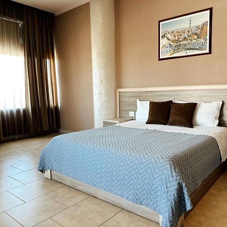 Hotel Terminal Tirana Kültér fotó