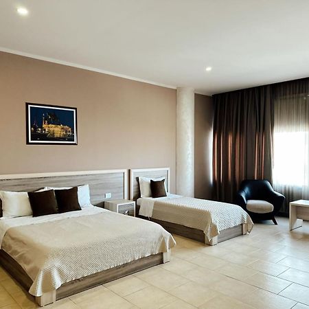 Hotel Terminal Tirana Kültér fotó