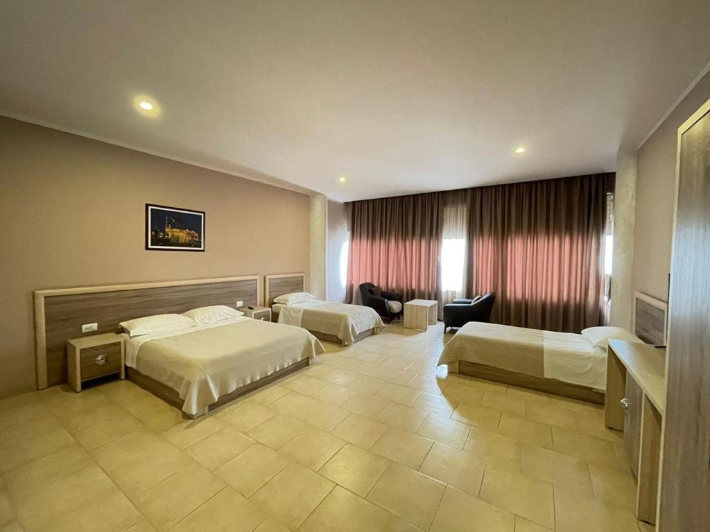 Hotel Terminal Tirana Kültér fotó