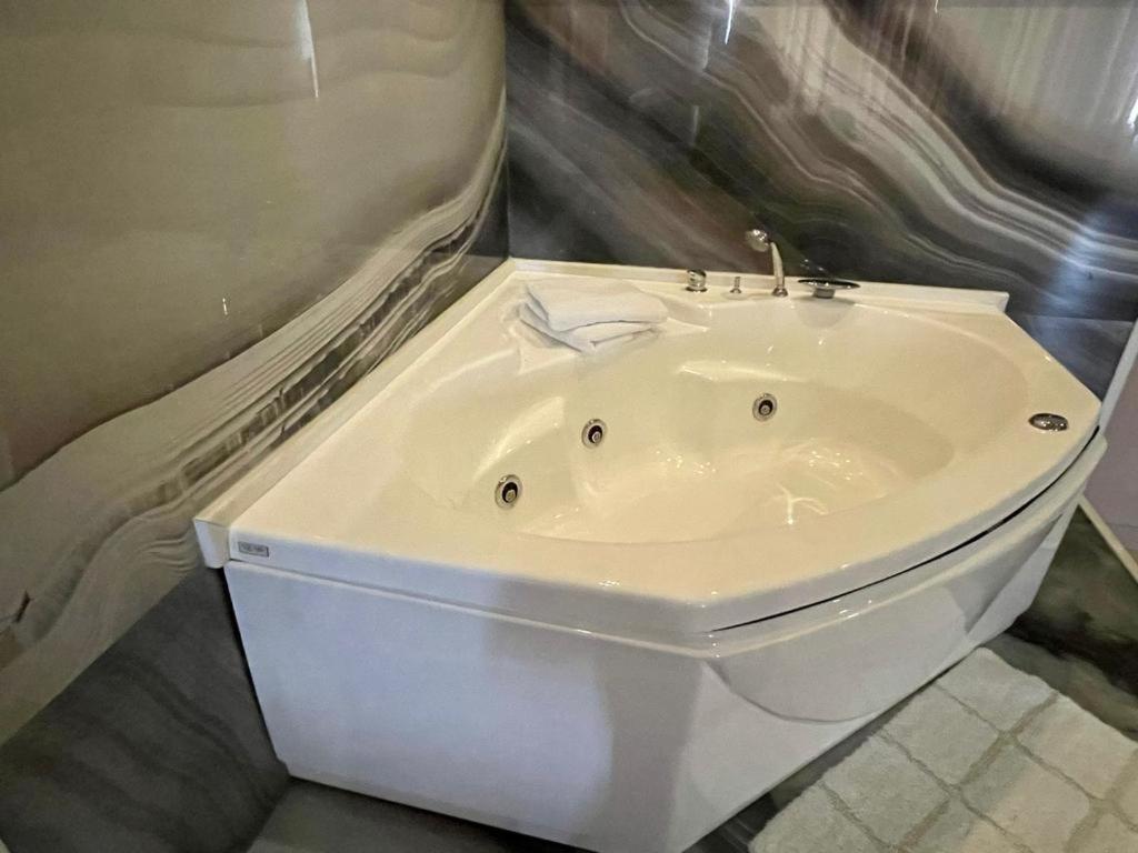 Hotel Terminal Tirana Kültér fotó