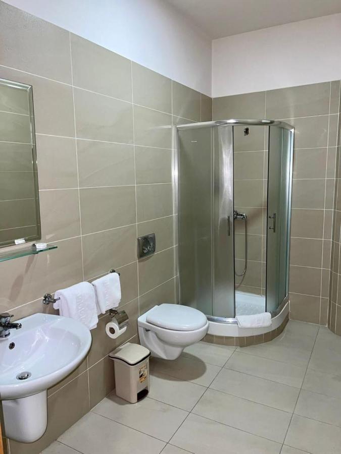 Hotel Terminal Tirana Kültér fotó