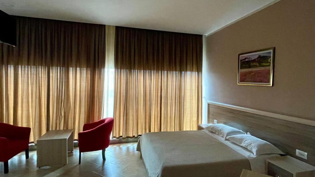 Hotel Terminal Tirana Kültér fotó