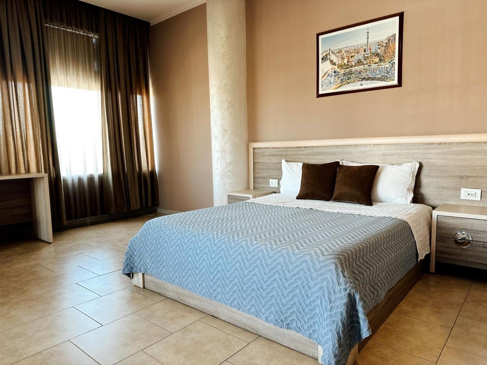 Hotel Terminal Tirana Kültér fotó