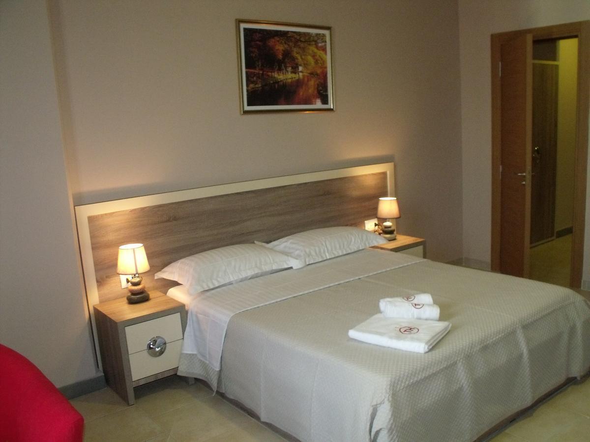 Hotel Terminal Tirana Kültér fotó