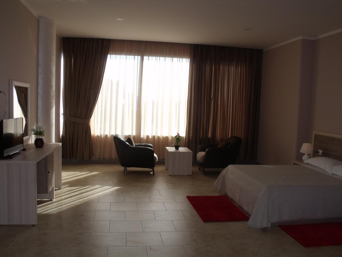 Hotel Terminal Tirana Kültér fotó