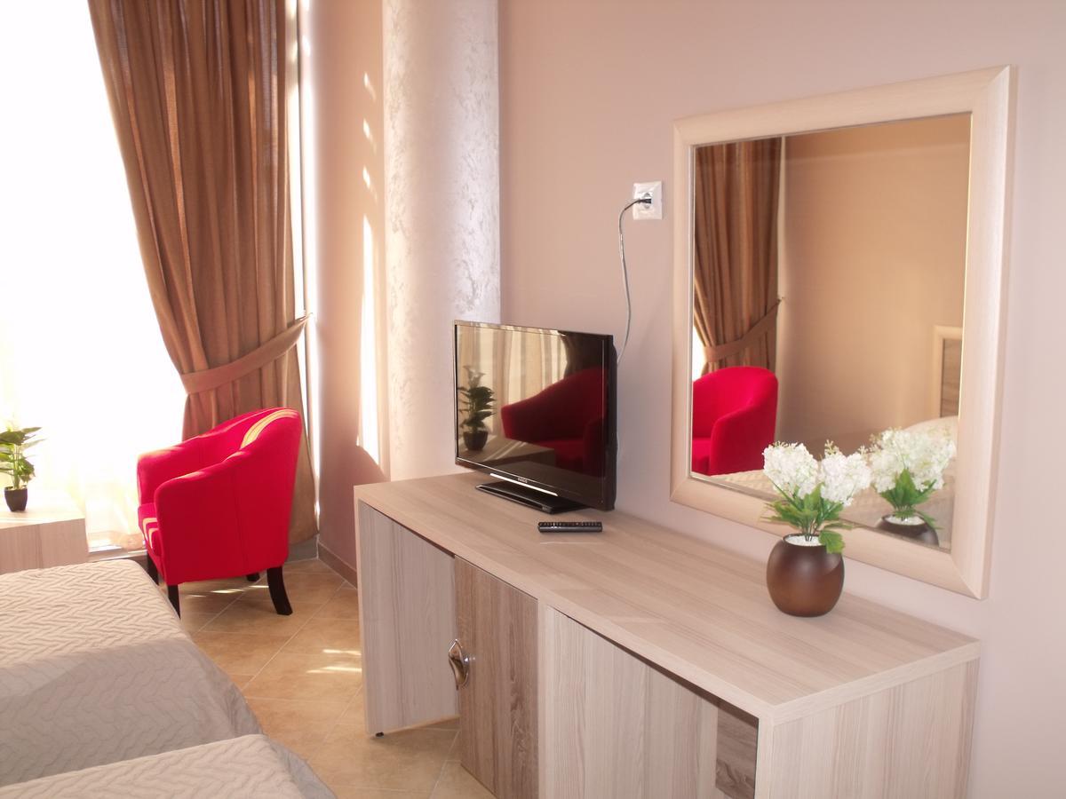 Hotel Terminal Tirana Kültér fotó