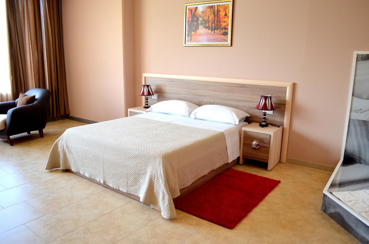 Hotel Terminal Tirana Kültér fotó