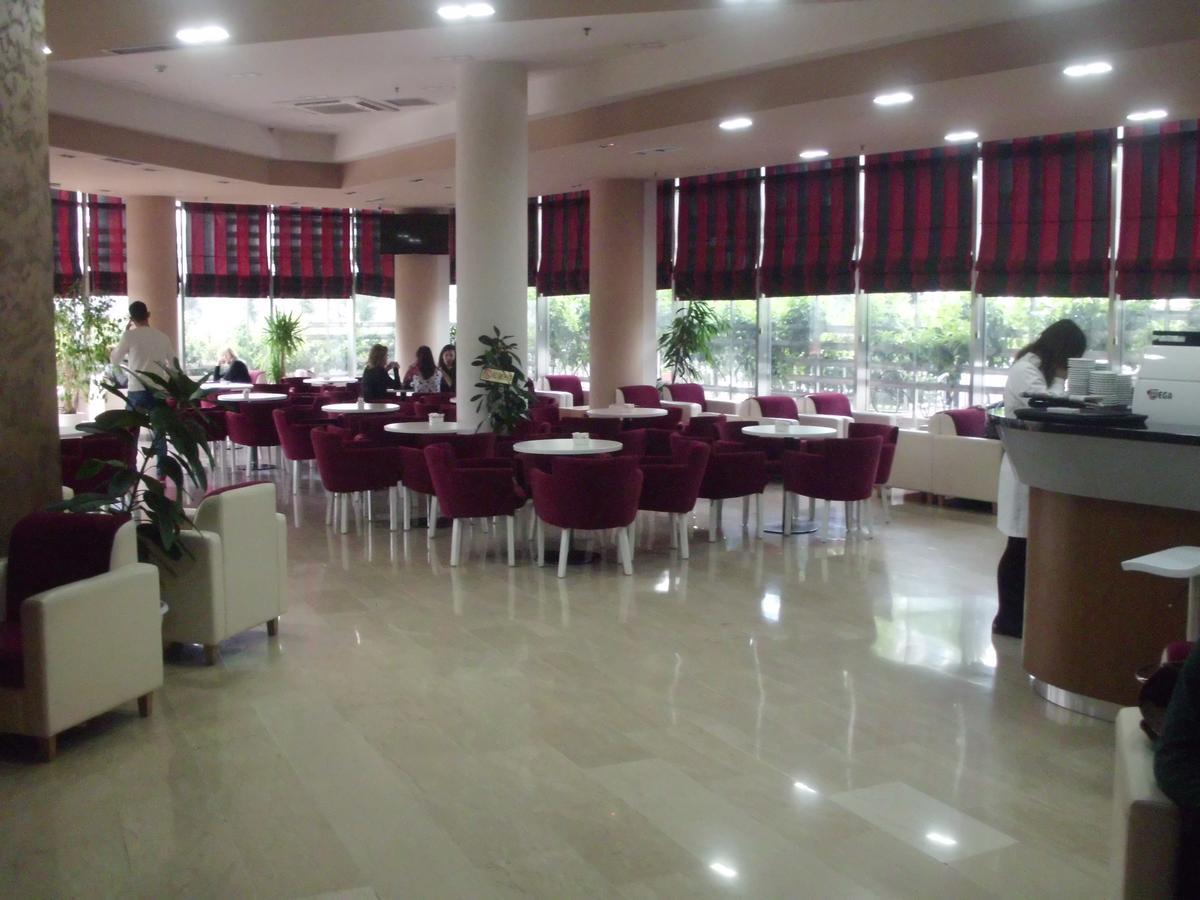 Hotel Terminal Tirana Kültér fotó