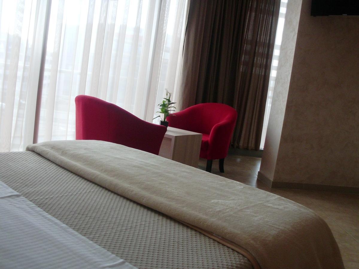 Hotel Terminal Tirana Kültér fotó