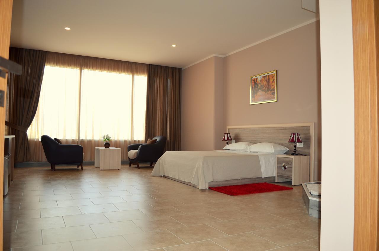 Hotel Terminal Tirana Kültér fotó