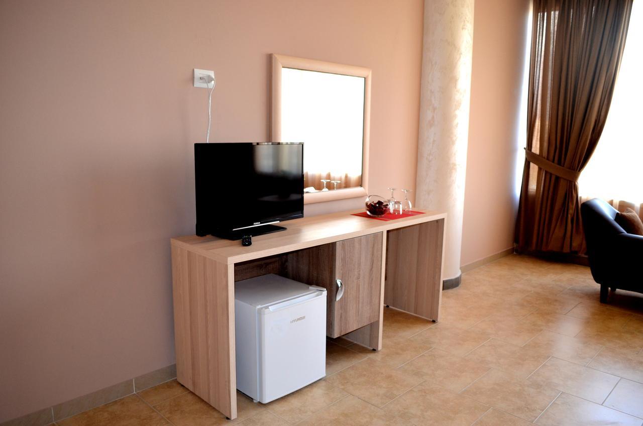 Hotel Terminal Tirana Kültér fotó