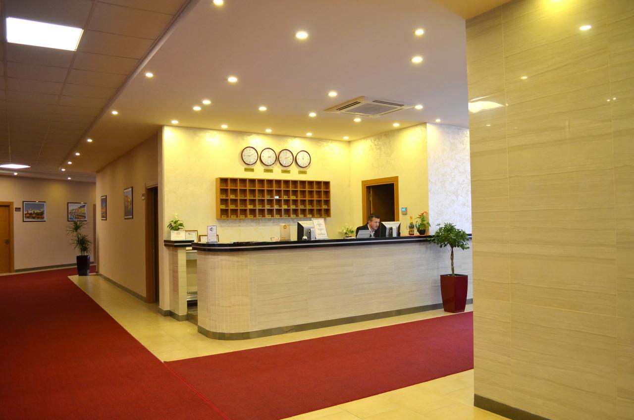 Hotel Terminal Tirana Kültér fotó