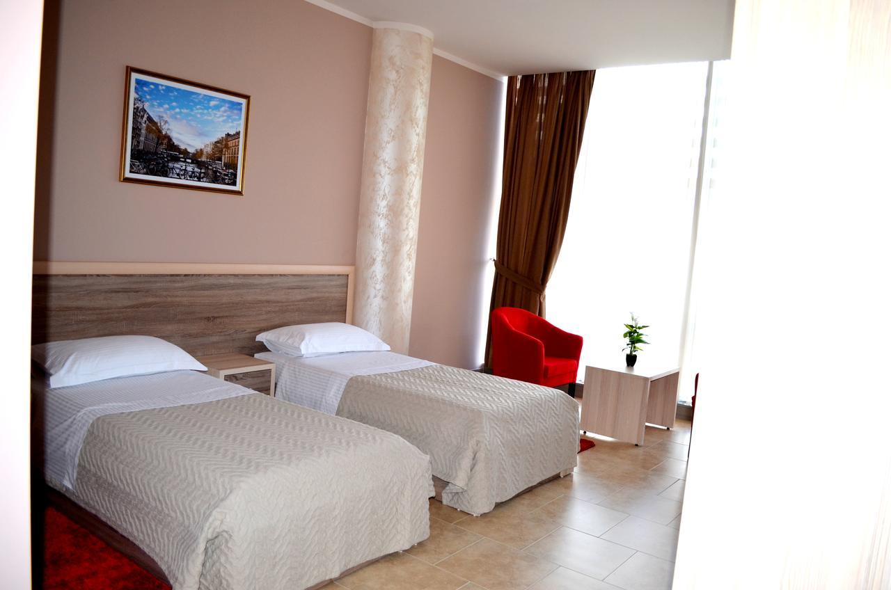 Hotel Terminal Tirana Kültér fotó