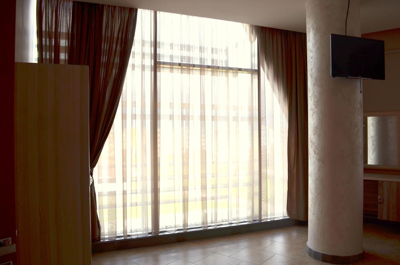 Hotel Terminal Tirana Kültér fotó