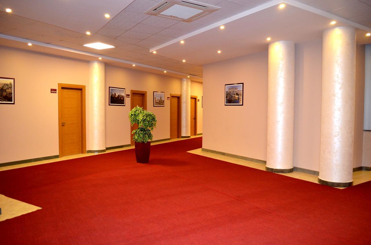 Hotel Terminal Tirana Kültér fotó