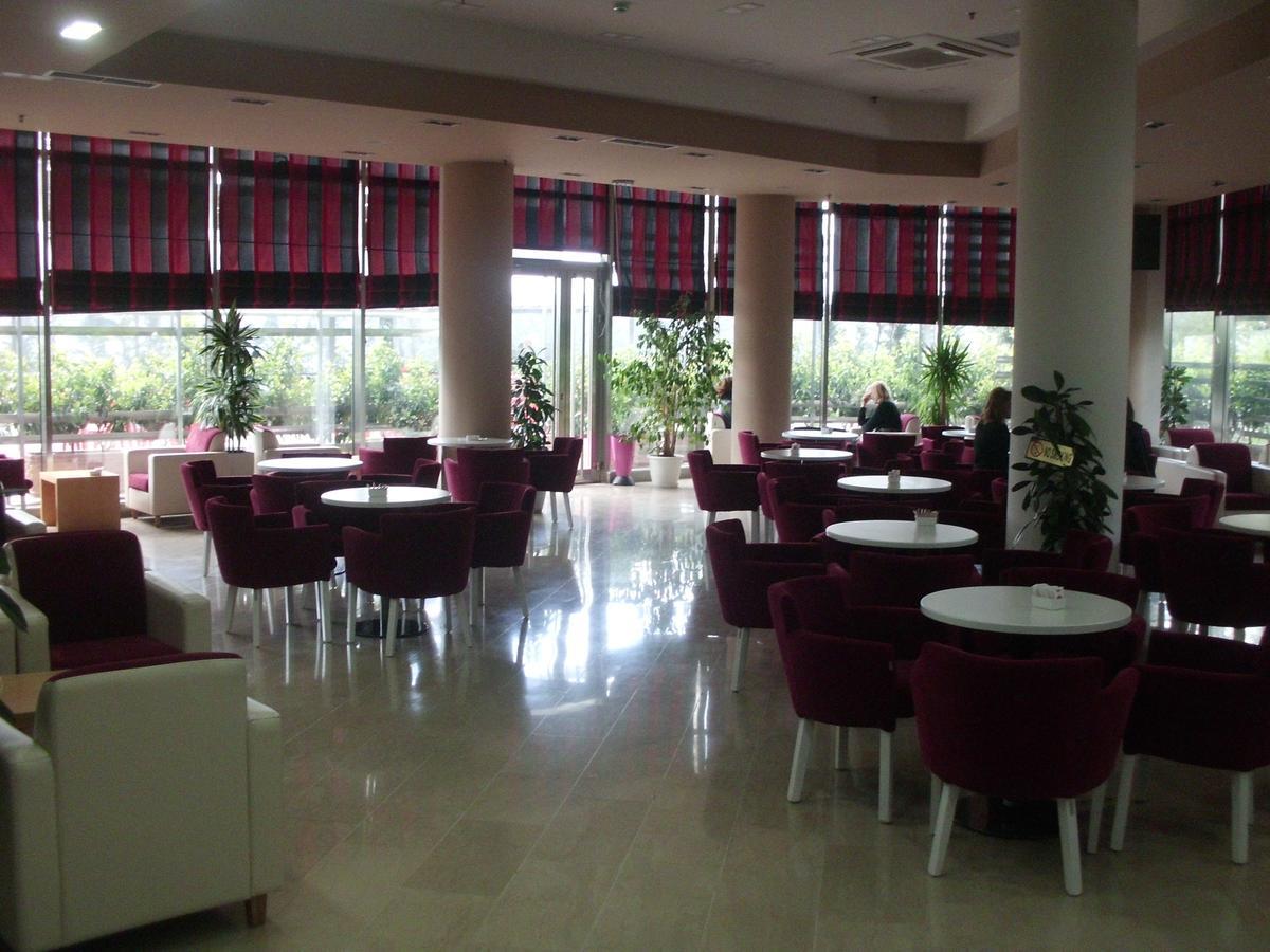 Hotel Terminal Tirana Kültér fotó